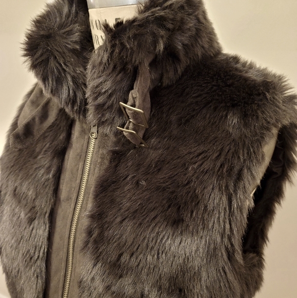 Faux Fur Vest - Picture 5 of 10